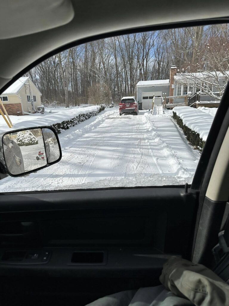 How to Remove Snow From a Gravel Driveway